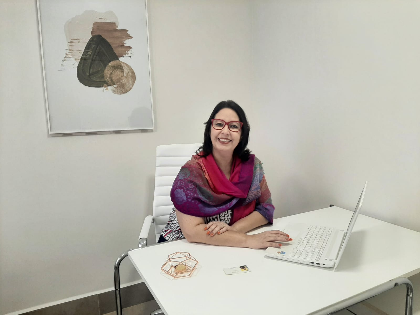 Leila em seu consultório